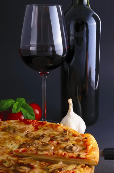 Pizza e vinho — Fotografia de Stock