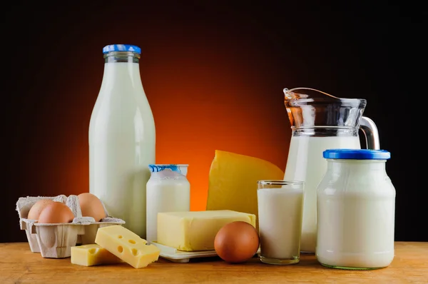 Süt, peynir, tereyağı, yumurta ve krema — Stok fotoğraf