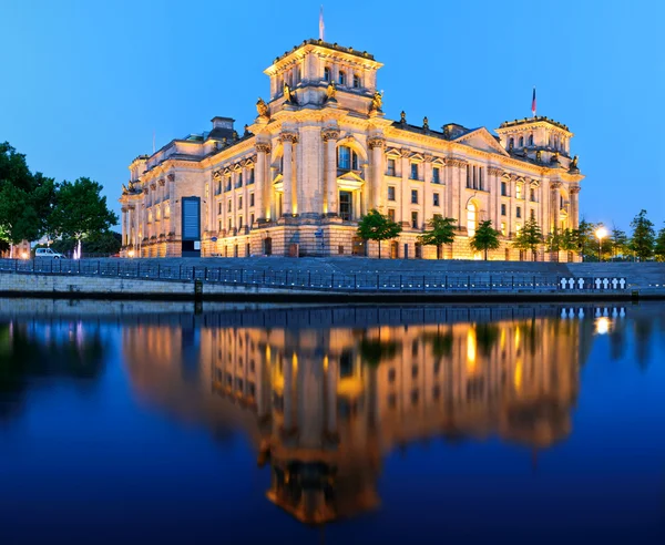 Reichstag stavba v Berlíně, Německo, v noci — Stock fotografie