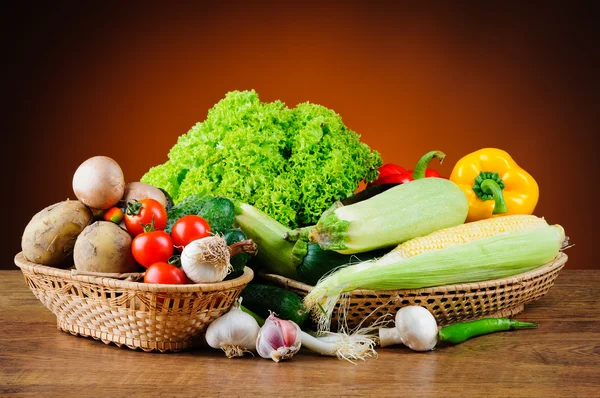 Verduras frescas en cesta — Foto de Stock