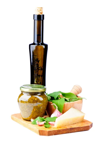 Pesto de albahaca e ingredientes —  Fotos de Stock