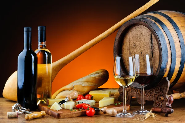 Bodegón con queso y vino — Foto de Stock