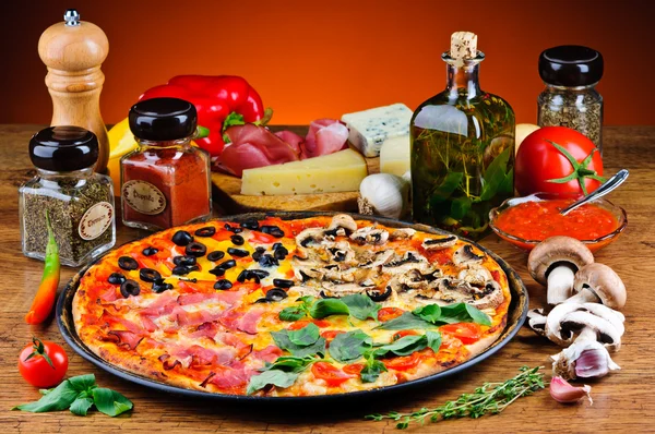 Traditionele pizza en ingrediënten — Stockfoto