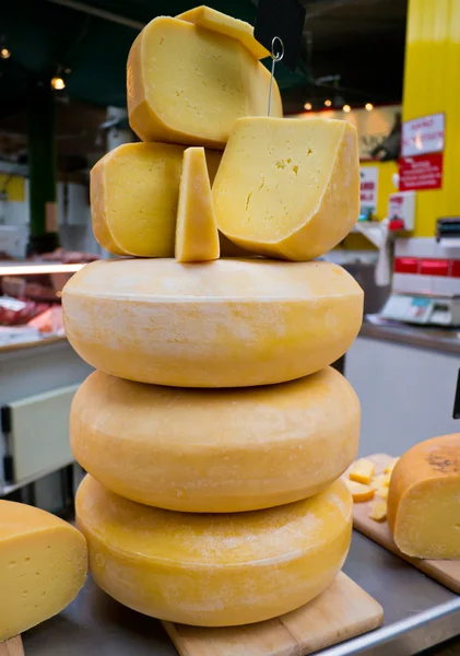 Pilha de queijo tradicional no mercado — Fotografia de Stock