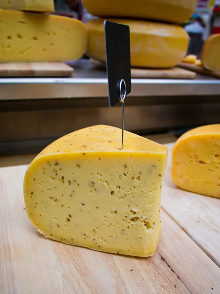 Сыр на стенде — стоковое фото
