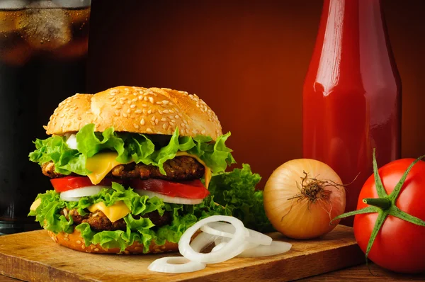 Cheeseburger en ingrediënten — Stockfoto