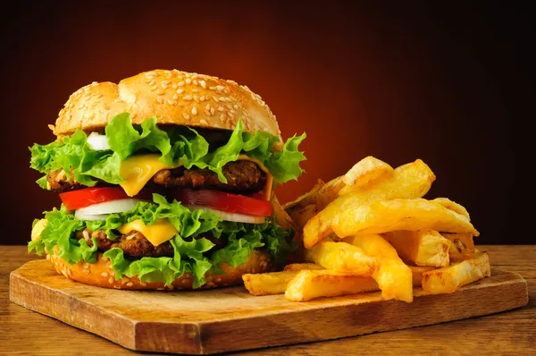 Traditionele hamburger en Franse frietjes — Stockfoto
