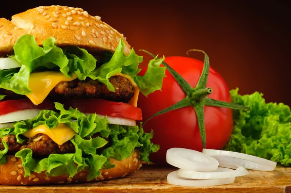 Hamburger zbliżenie i warzywa — Zdjęcie stockowe