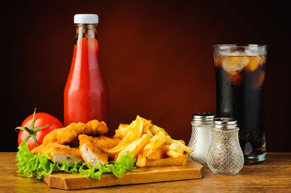 Bodegón con nuggets de pollo y papas fritas —  Fotos de Stock