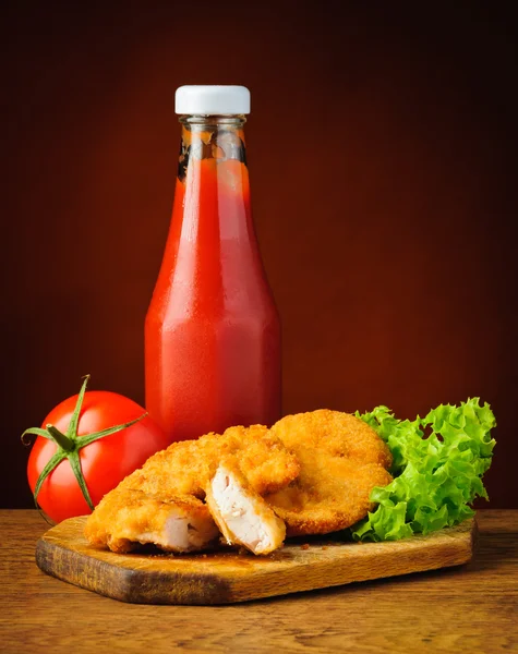 Kipnuggets en tomatenketchup — Stockfoto