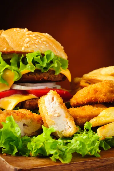 Nuggets de frango, hambúrguer e batatas fritas — Fotografia de Stock
