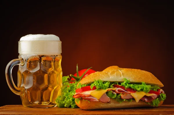 Stilleben med smörgås och öl — Stockfoto