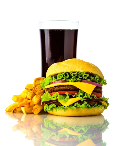 Hamburger, hranolky a nápoje — Stock fotografie