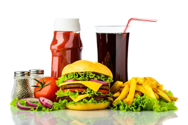 Cheeseburger, batatas fritas, bebida e ketchup — Fotografia de Stock