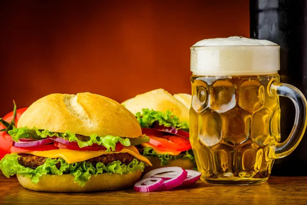 Hamburger és sör — Stock Fotó