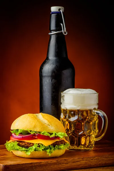 ハンバーガーとビール — ストック写真