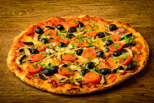 Traditionelle hausgemachte Pizza — Stockfoto