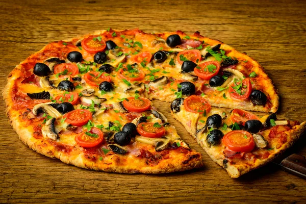 Pizza caseira tradicional — Fotografia de Stock