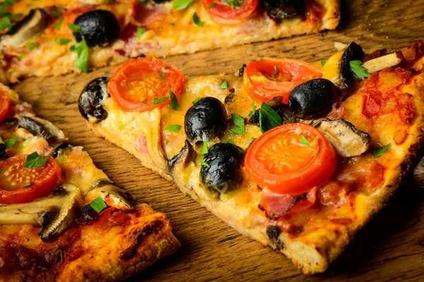 Pizza casera tradicional —  Fotos de Stock
