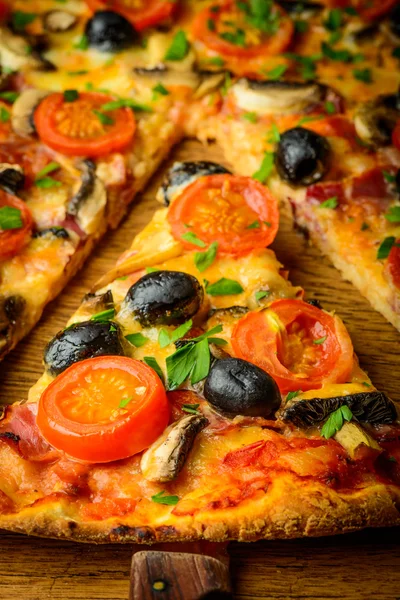 Traditional homemade pizza — Stock Photo, Image