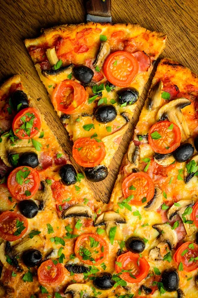 Traditional homemade pizza — Stock Photo, Image