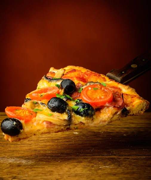 Traditionelle hausgemachte Pizza — Stockfoto