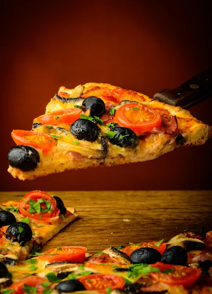 Traditionelle hausgemachte Pizza — Stockfoto