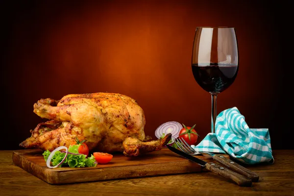 Kızarmış tavuk ve kırmızı şarap — Stok fotoğraf