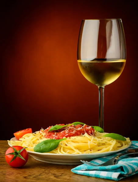 Pasta italiana y vino blanco — Foto de Stock