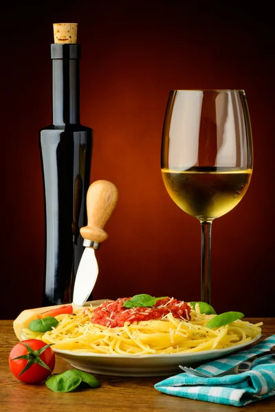Spaghetti und Wein — Stockfoto