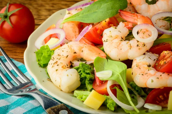 Frischen und gesunden Garnelensalat — Stockfoto