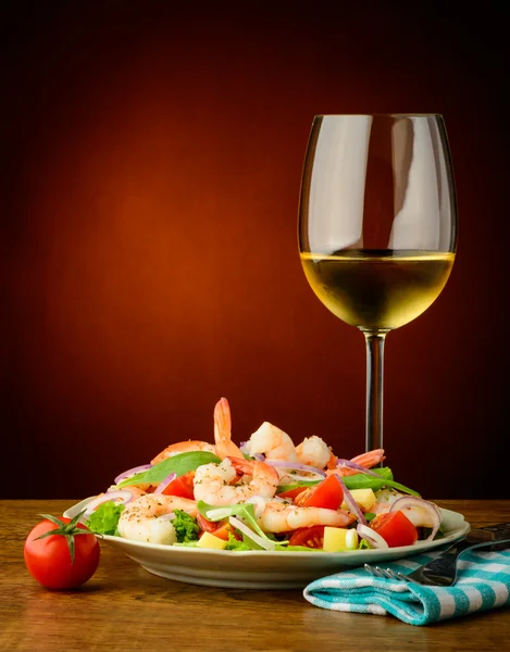 Seafood salad with prawns and wine — Stock Photo, Image