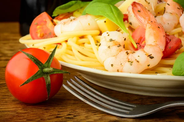 Spaghetti mit Garnelen — Stockfoto