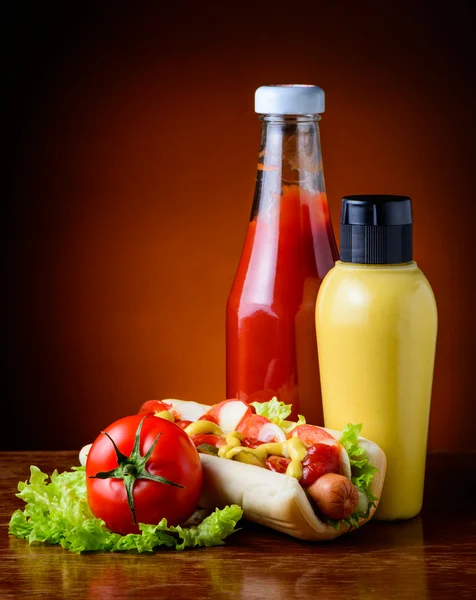 热狗、 蔬菜、 番茄酱和芥末酱 — 图库照片