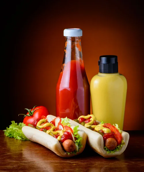 Hotdogs, mustár, és ketchup — Stock Fotó