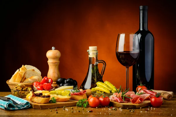 Tapas tradizionali spagnole e vino rosso — Foto Stock