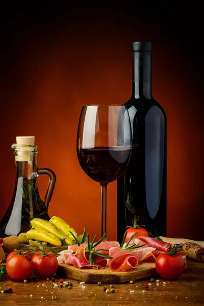 Tapas, presunto e vinho tinto — Fotografia de Stock