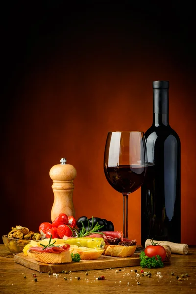 Snack di tapas e vino rosso — Foto Stock