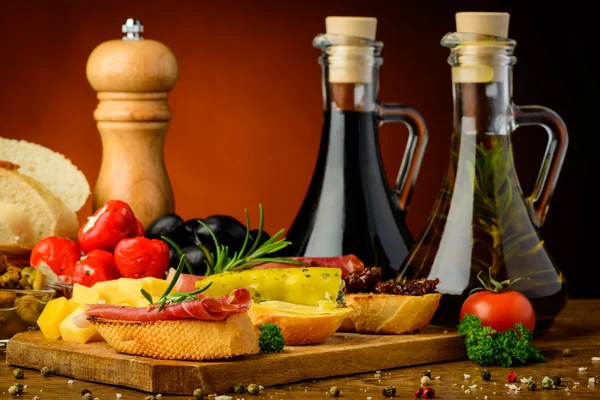 Tapas und Gewürze — Stockfoto