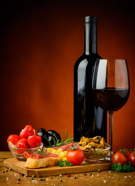 Tapas espanholas e vinho tinto — Fotografia de Stock