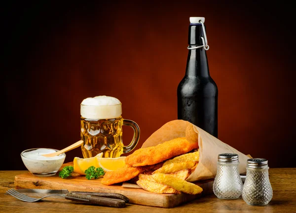 Fisch- und Pommes-Menü mit Bier — Stockfoto