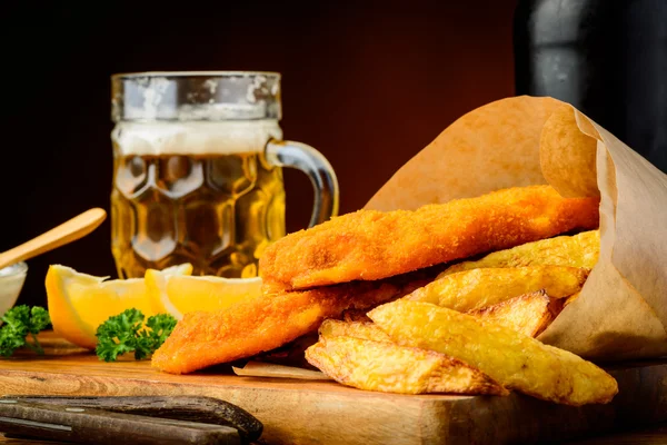 Balık ve patates kızartması yemek ve bira — Stok fotoğraf