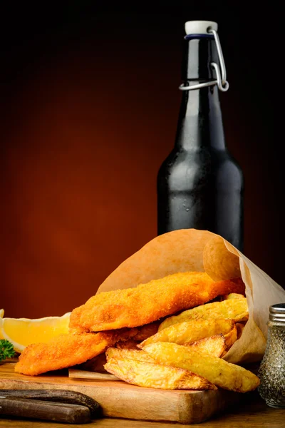 传统的炸鱼和薯条和啤酒 — 图库照片