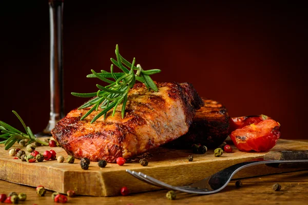 Comida con filete a la parrilla —  Fotos de Stock