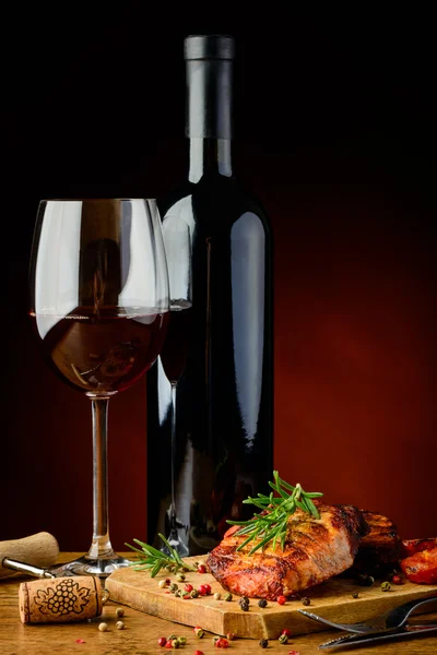 로즈마리와 와인으로 구운된 스테이크 — 스톡 사진