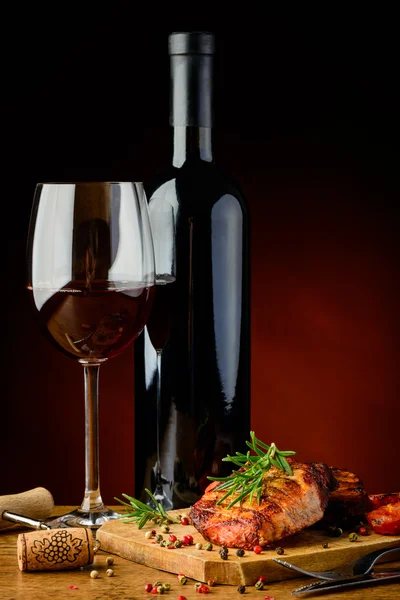 Grilled steak with rosemary and wine — Stock Photo, Image