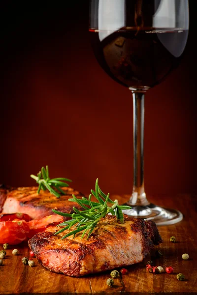 Мясо на гриле и красное вино — стоковое фото
