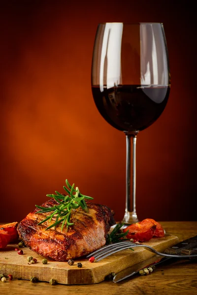 Roston sült steak és a pohár vörös bor — Stock Fotó