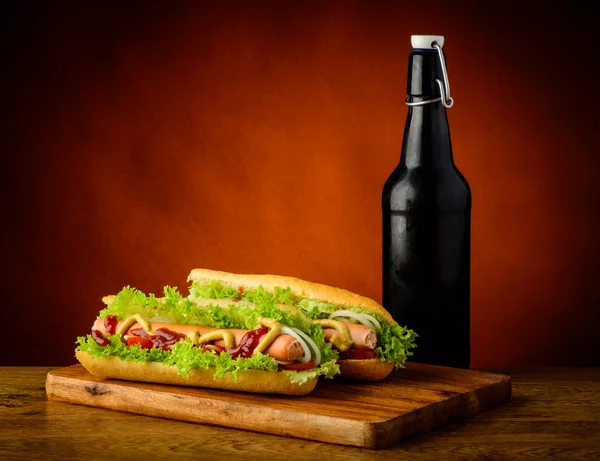 Hotdogs en bier — Stockfoto