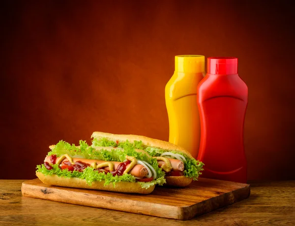 Twee hotdogs met mosterd en ketchup — Stockfoto